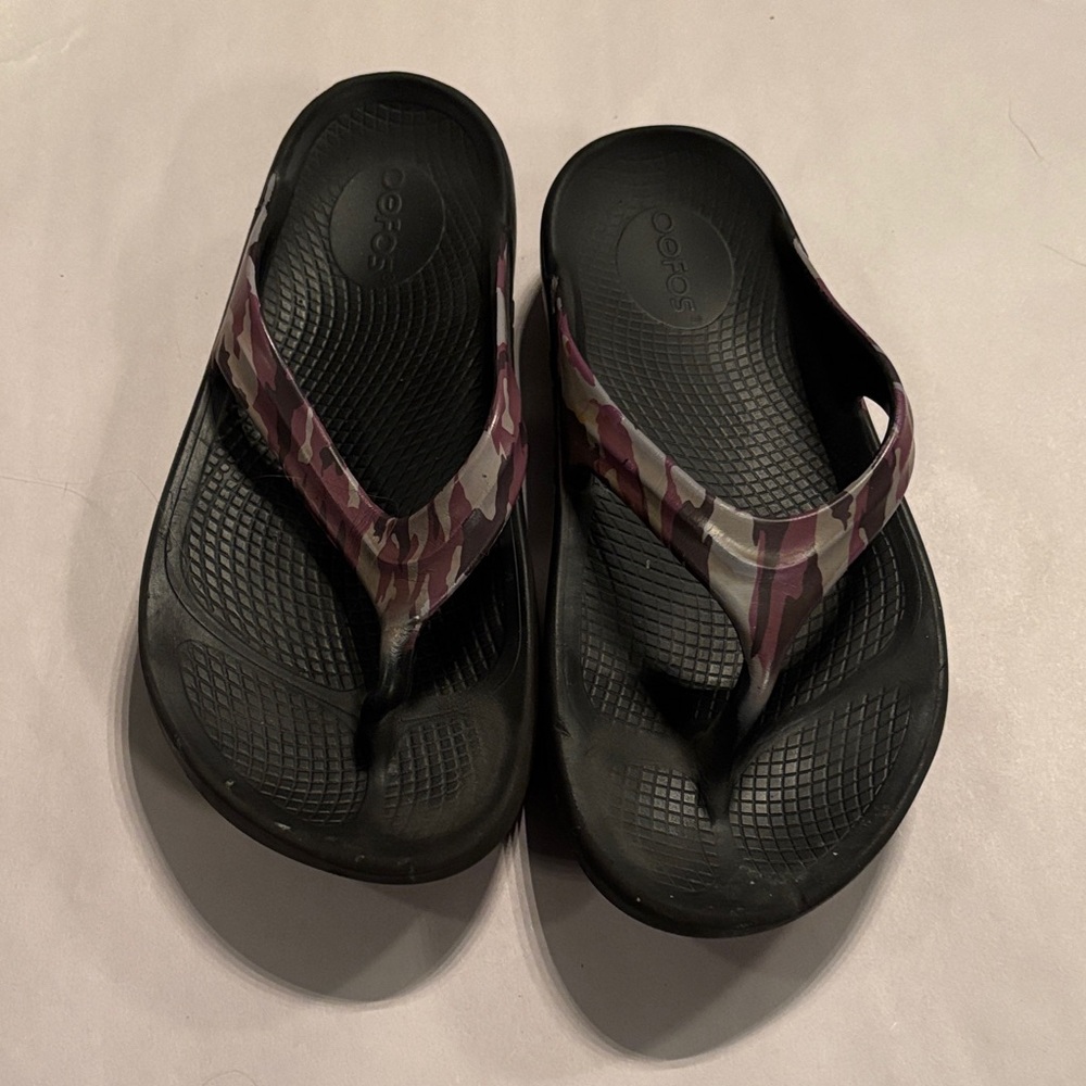 OOFOS Black and Purple Camouflage Sandals